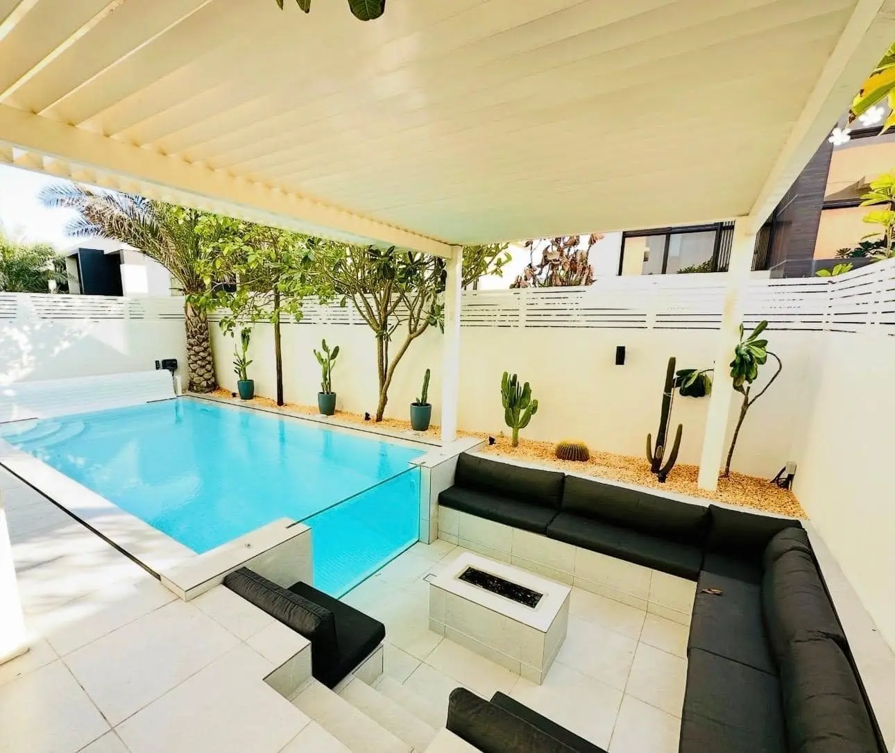 Cam duvarlı lüks havuz ve lounge alanı